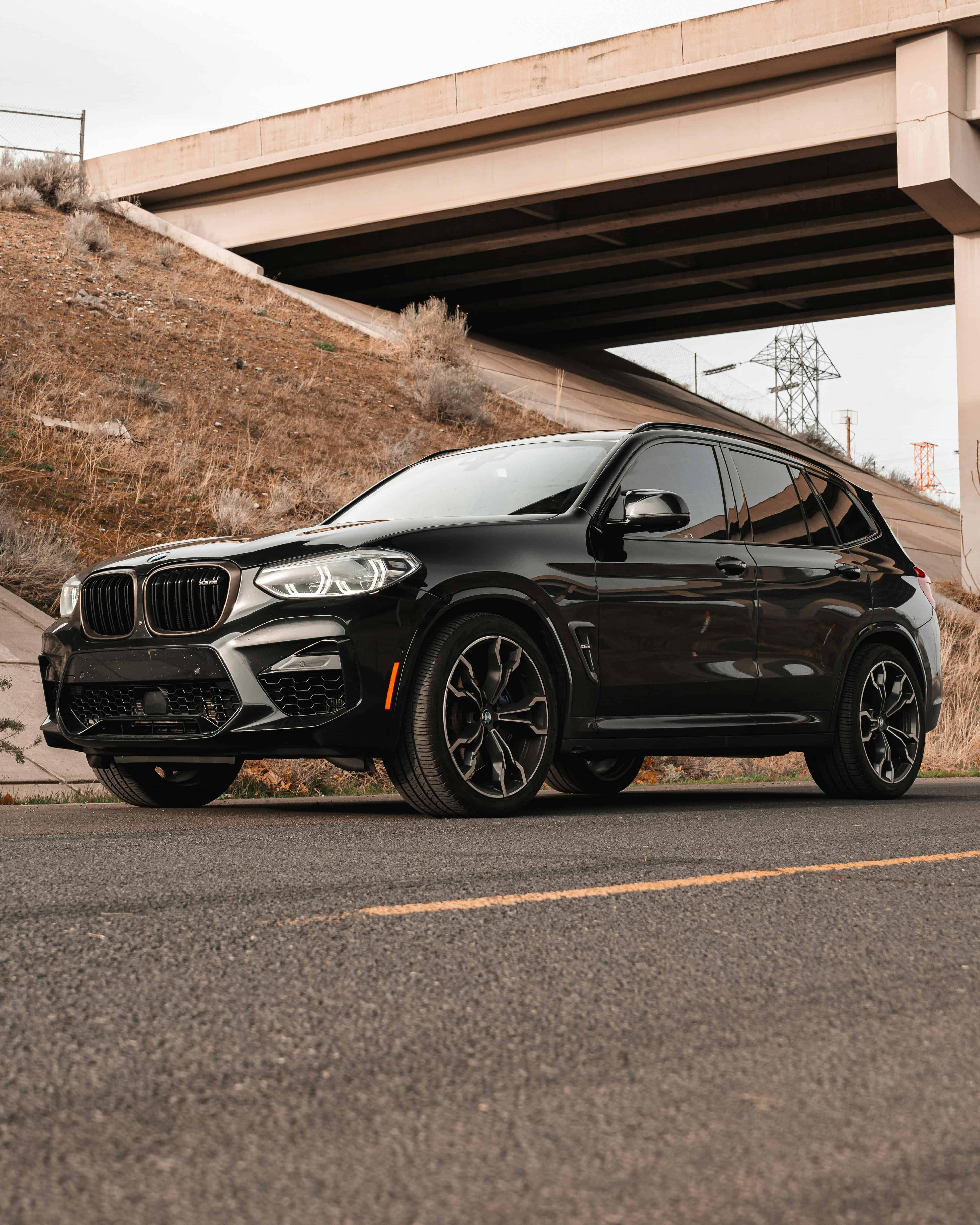 2026 BMW X5 xDrive40i in Manhattan traffic – poised amid New York chaos, embodying worth through refined engineering and practicality